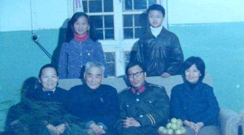 国军中将黄维淮海战役被俘,美貌妻子苦等他27年,结局过于凄惨_蔡若曙