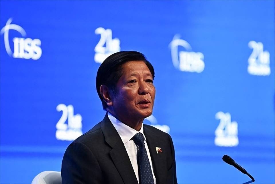 菲律宾很气愤,向仁爱礁空投物资,中国海警截获后,直接扔进大海