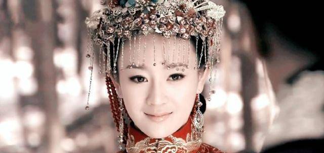 她貌美如花,参加选秀被皇帝一眼看中,入宫后皇帝还经常赏赐她