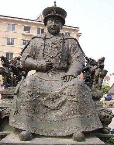 皇帝画像见得多了,沈阳皇寺广场的满清十二帝雕像有没见过