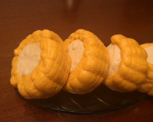 一斤面粉一块南瓜,就能做出造型漂亮的玉米馒头,孩子一顿吃5个