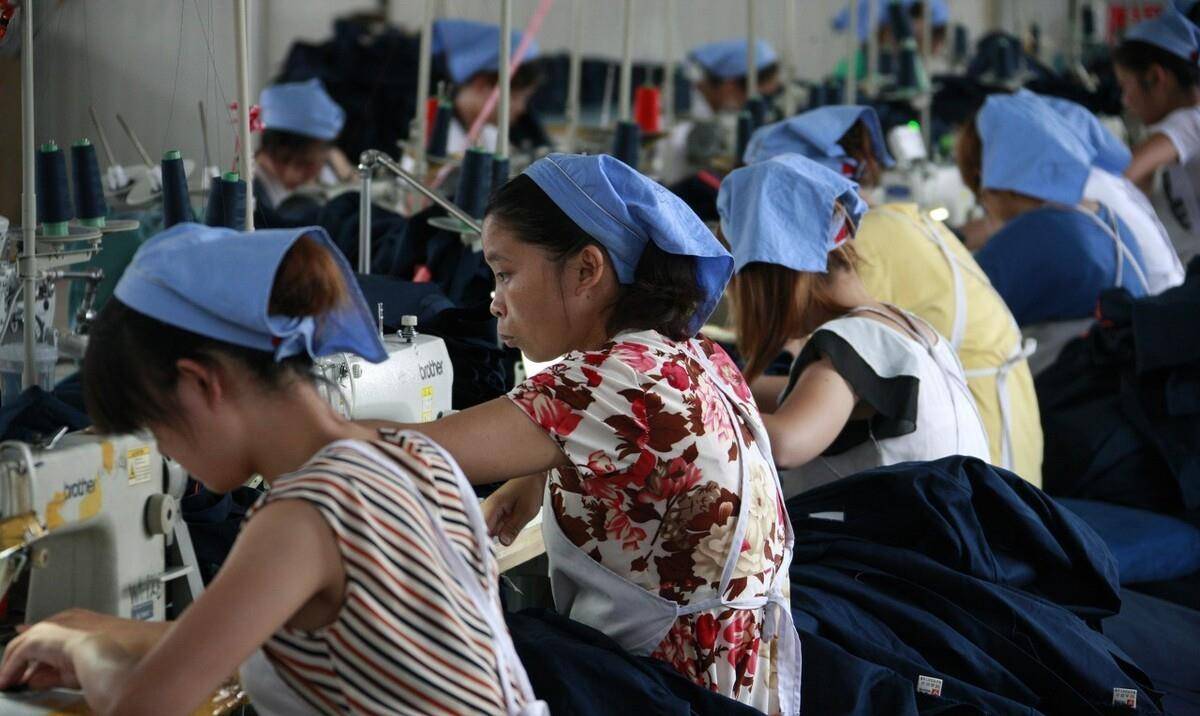 佛山往事:300人服装厂,仅十几名男性,漂亮女孩主动示爱男普工