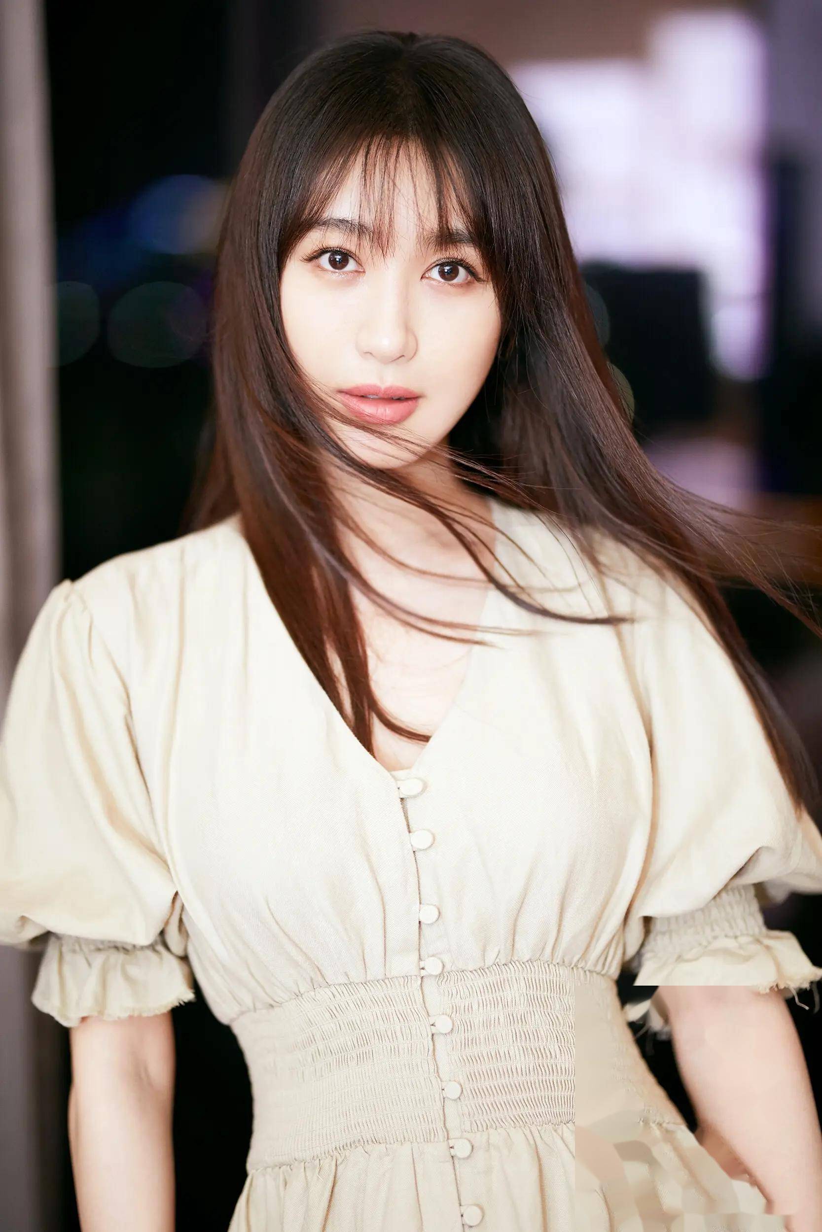 女神李菲儿的最新大片,美貌才华双丰收,晓明哥后悔莫及,网友:这盛世