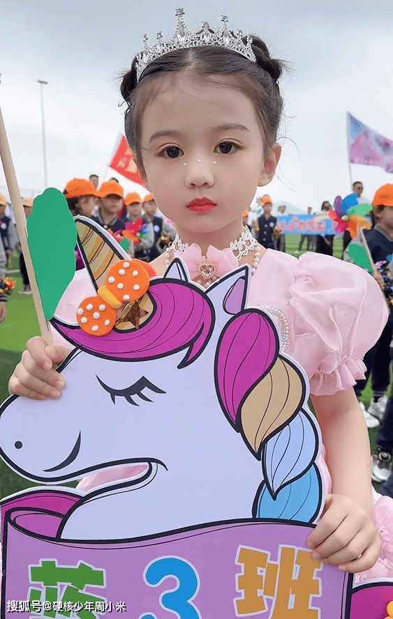 光宗耀祖了!辽宁一小女孩成为运动会举牌员,亲妈骄傲得要摆几桌