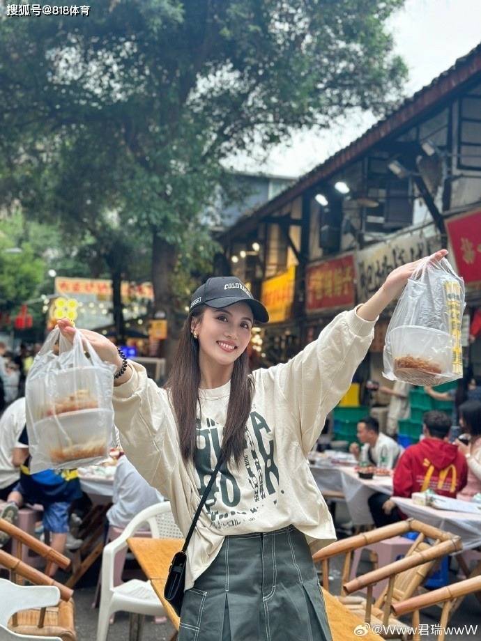 赵继伟携漂亮妻子游成都,纪委年入千万妻子照样打包串串香_王君瑞_王