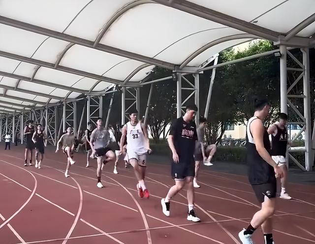 广东宏远重点培养年轻球员 徐杰即将前往美国特训 杜锋要提升锋卫竞争