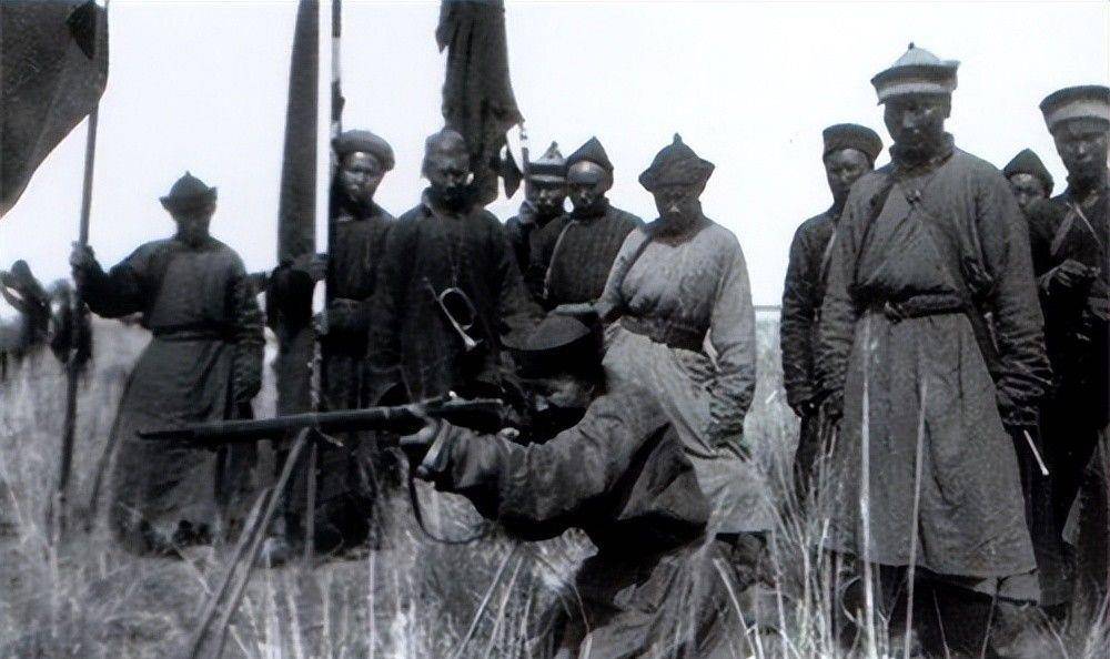 可再一看丹毕,只见他身边带着两个壮汉形影不离,显然这就是丹毕的保镖