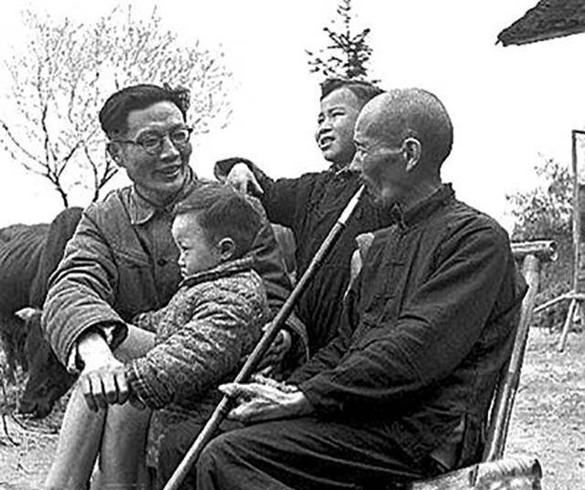 作家周立波一心为国,死后遗产全捐国家,妻子忍痛完成遗愿