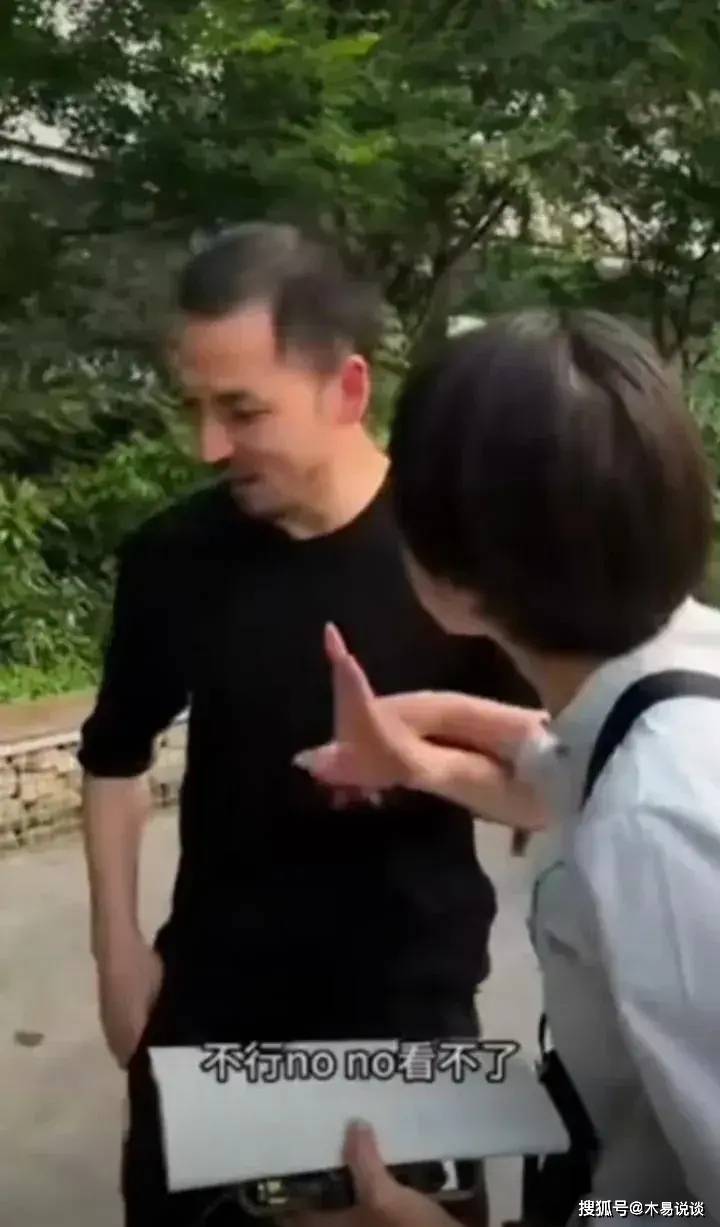 日本记者街头采访铁头,询问他是否反省自己的错误,铁头回应获赞