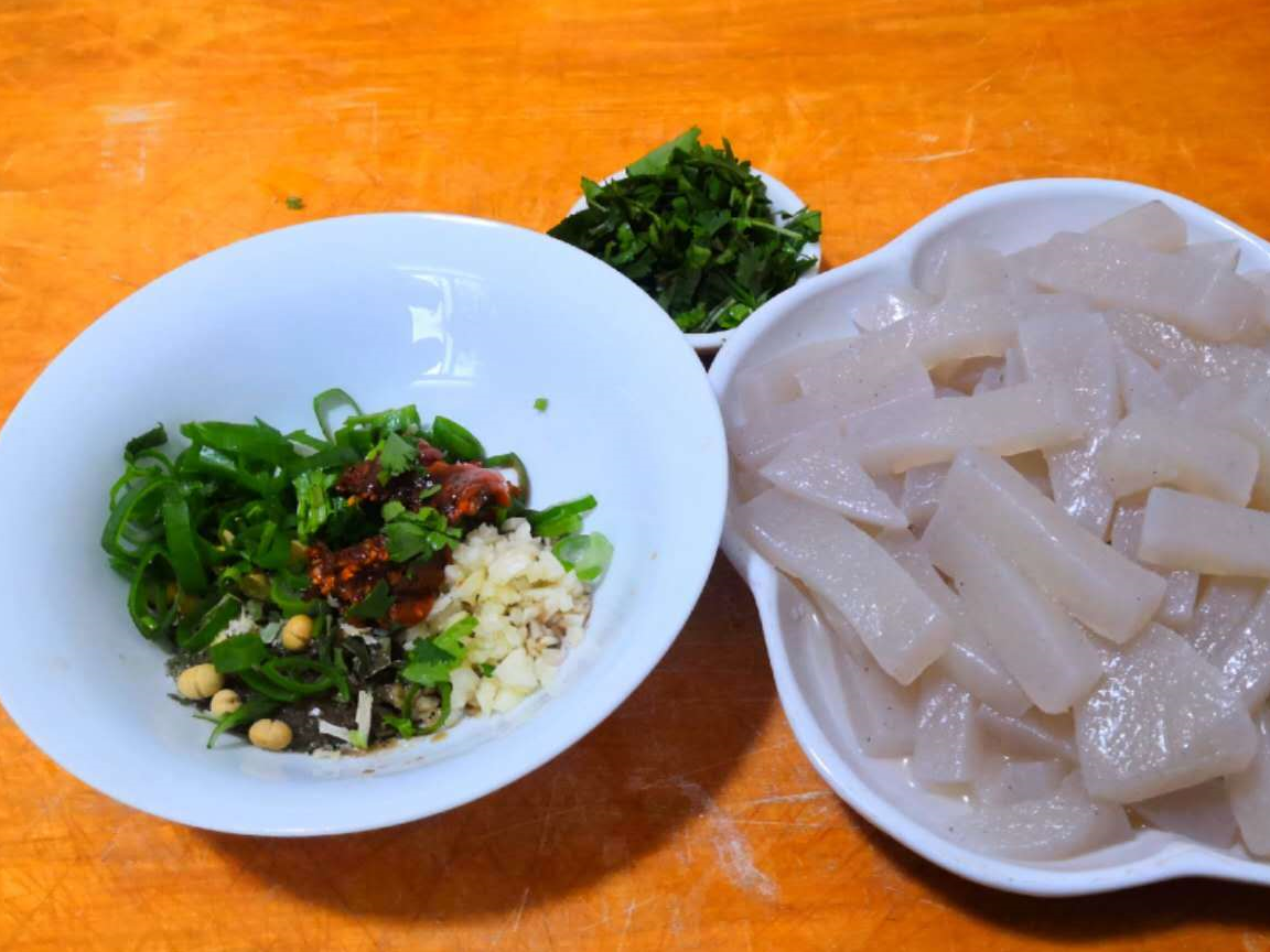 下魔芋粉水烧至温热或者烧开均可将魔芋粉慢慢撒入锅中,边撒边搅拌