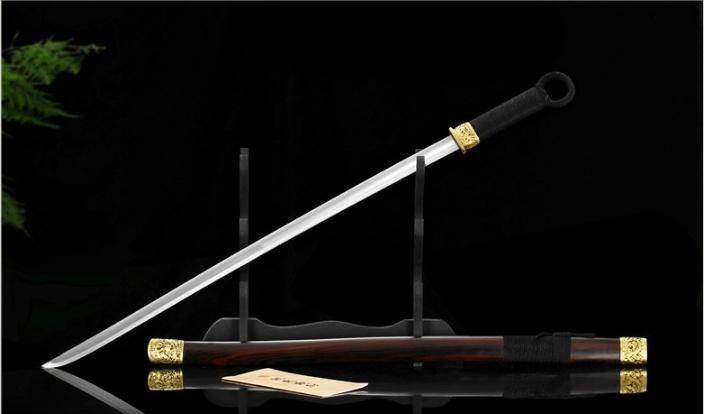 墨说三国:曹操的佩剑是倚天,青釭剑?历史上记载的却是这两把刀