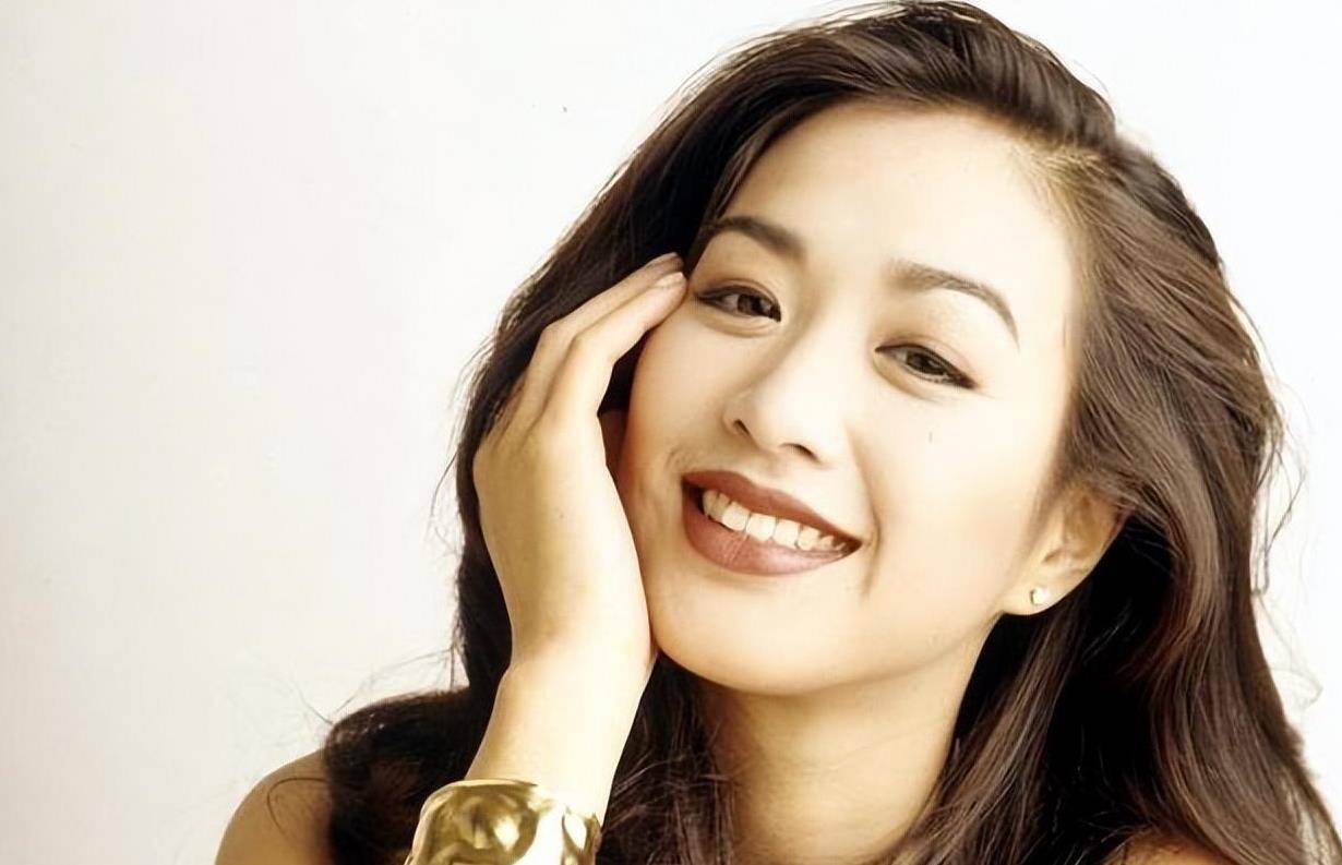 钟丽缇凭借着混血基因,拥有了更为深邃立体的五官,而她火辣的身材更