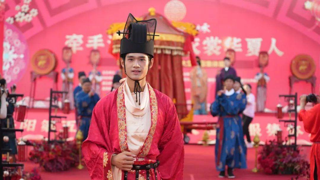 洛阳为30对新人举办大型汉服集体婚礼