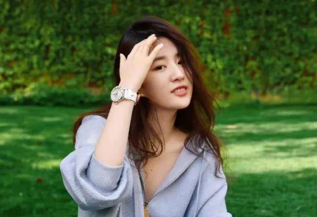 刘亦菲秀恩爱，摄影师是新恋人？-刘亦菲合影的小男孩