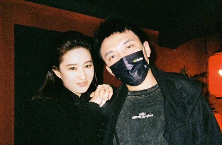 刘亦菲秀恩爱，摄影师是新恋人？-刘亦菲合影的小男孩
