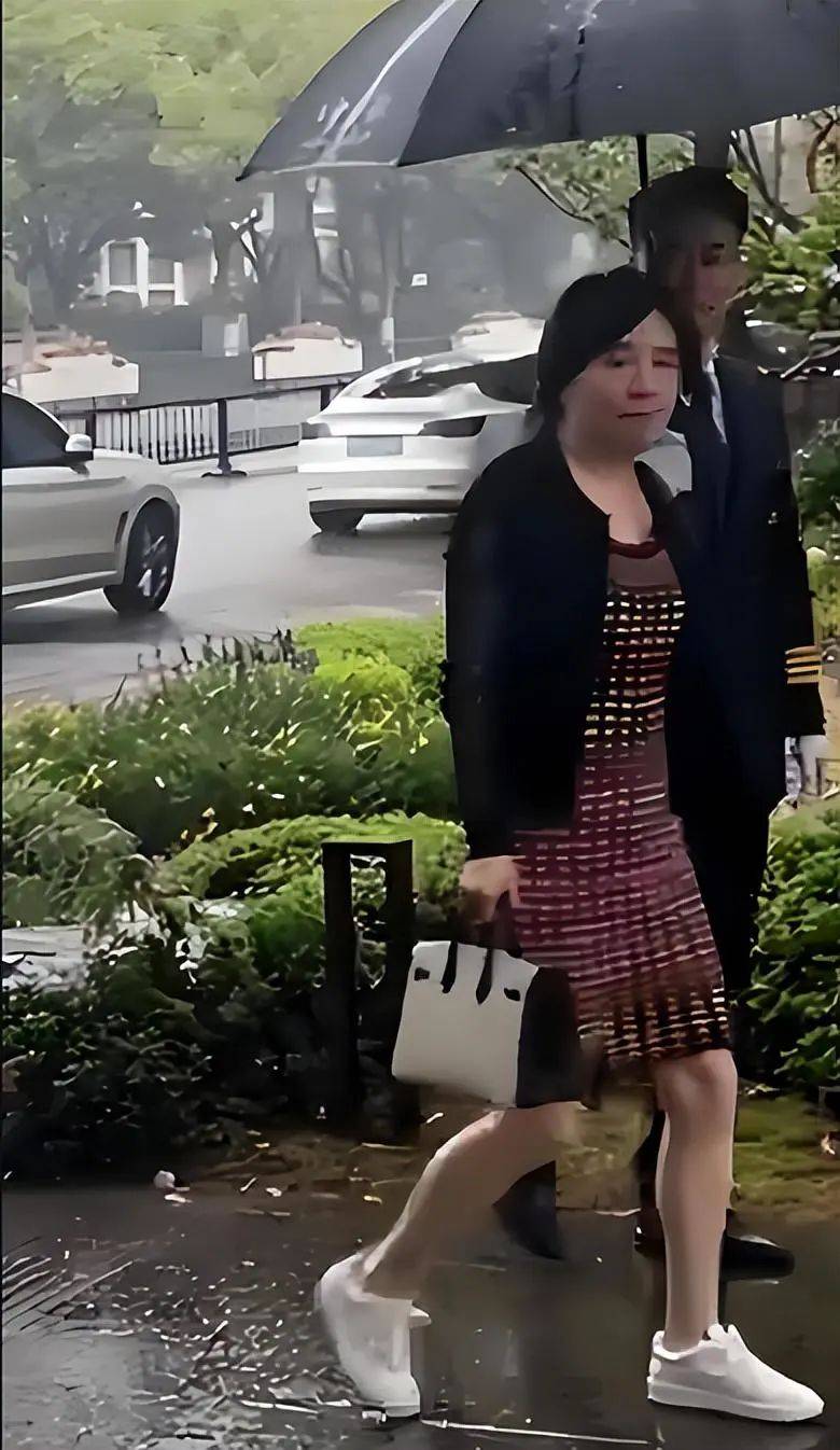 杨幂父母现身苏州看楼盘,杨母穿紧身裙拎爱马仕,身材比女儿还绝_妈妈