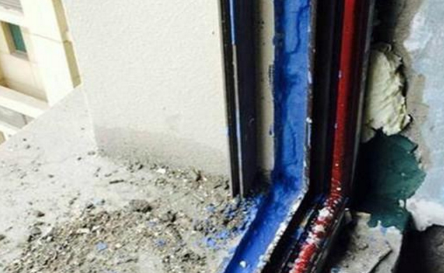 师傅安装窗户时,多做了这个处理,邻居二话没说就结账_商家_装修_窗台