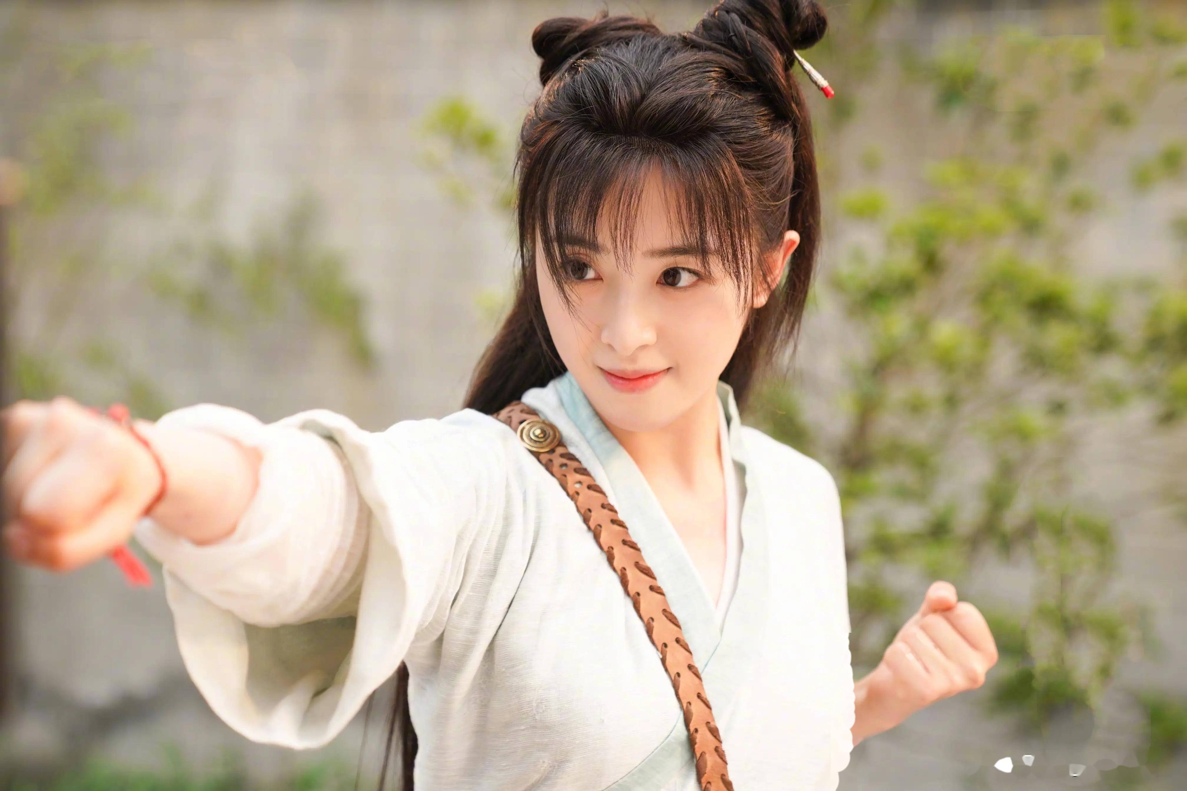 34岁的张含韵,性感写真直击灵魂,让人忍不住惊叹:这谁挡得