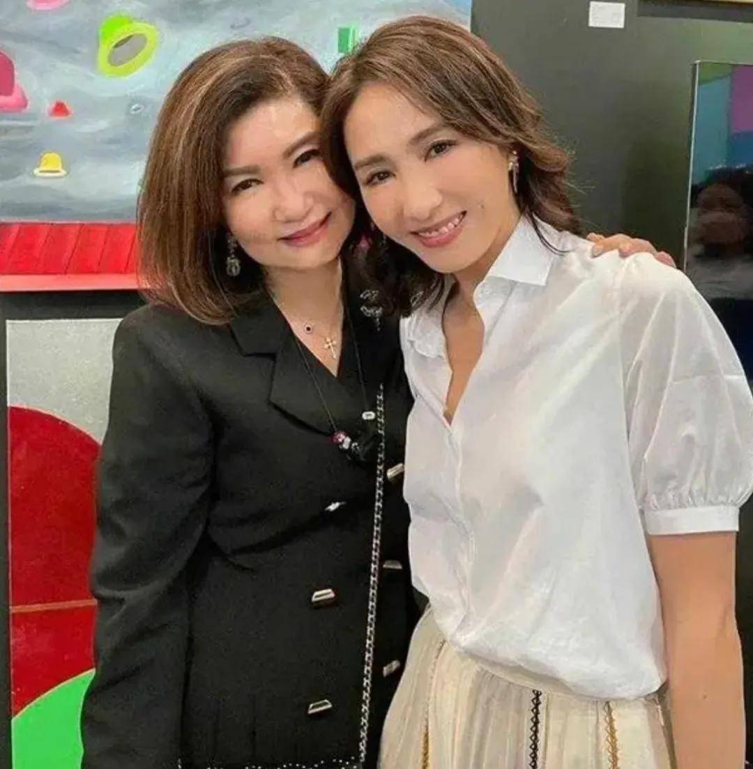 黎姿真是美了半辈子,穿西装配纱裙又美又飒,52岁嫩似小姑娘!