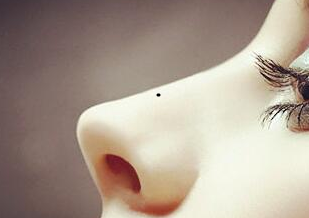 身上有这3颗痣的人横财入命,个人能力超强,一生不愁吃穿!