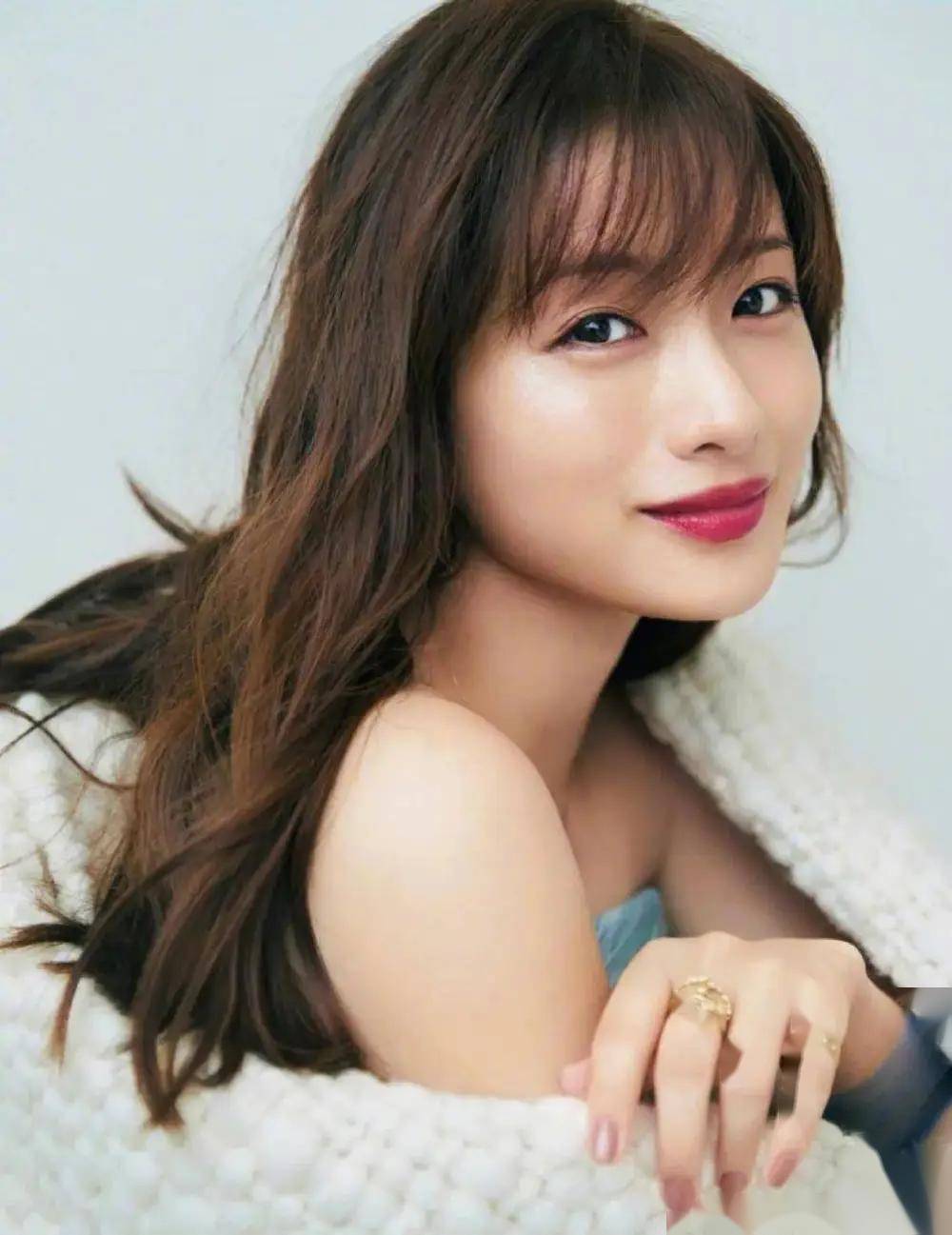 魅力四射石原里美,写真里的她,女神的每一个角度都美艳绝伦!