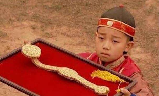 《雍正王朝》里弘时作为皇子为什么要泄露考题呢?