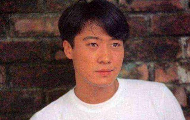 黎明当年在组合中可以说是最帅的,并且在音乐上面的造诣也十分的高.