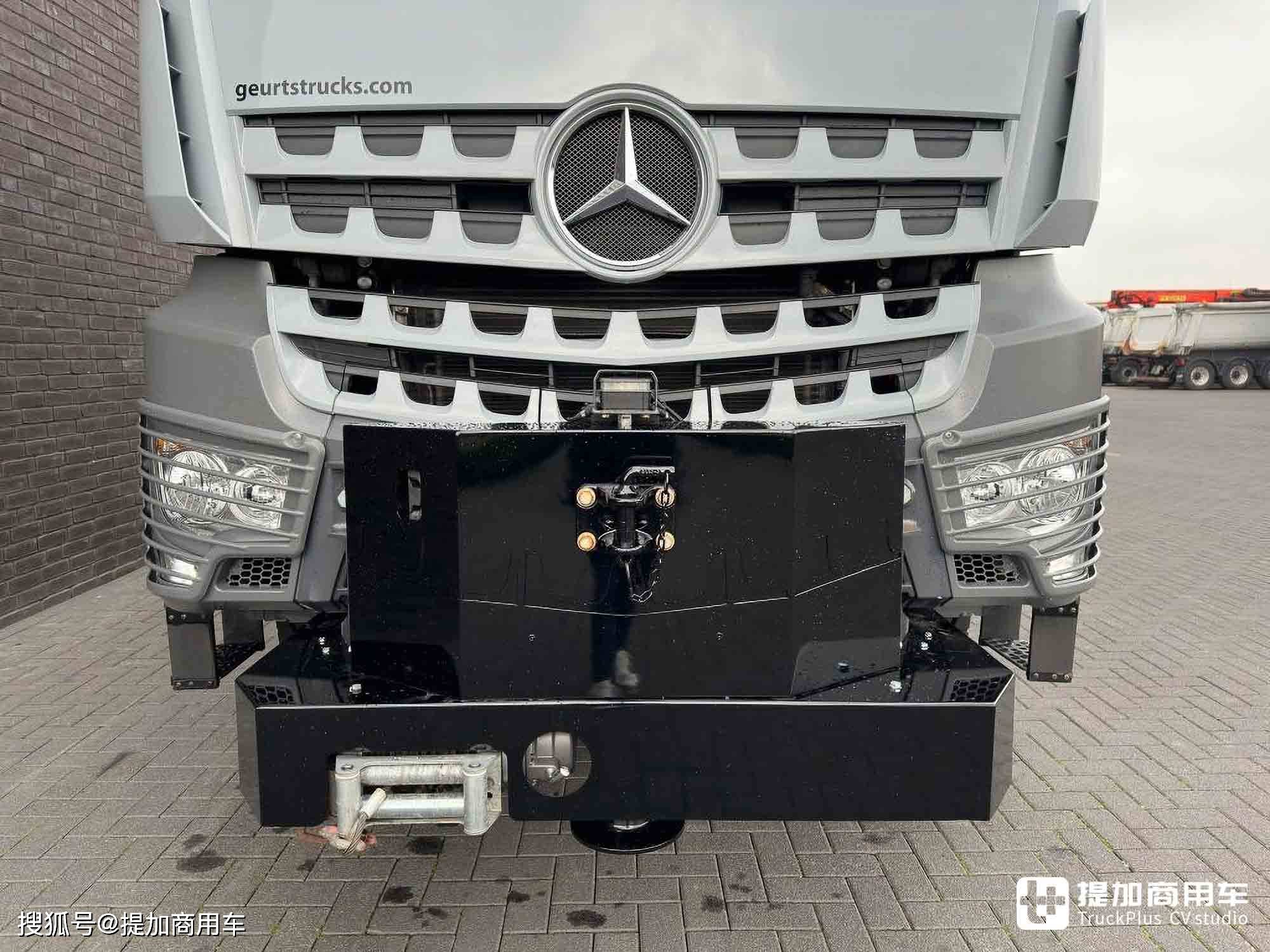 6x6全驱单腿驴,配随车吊为野外工程而生,这台奔驰arocs不一般