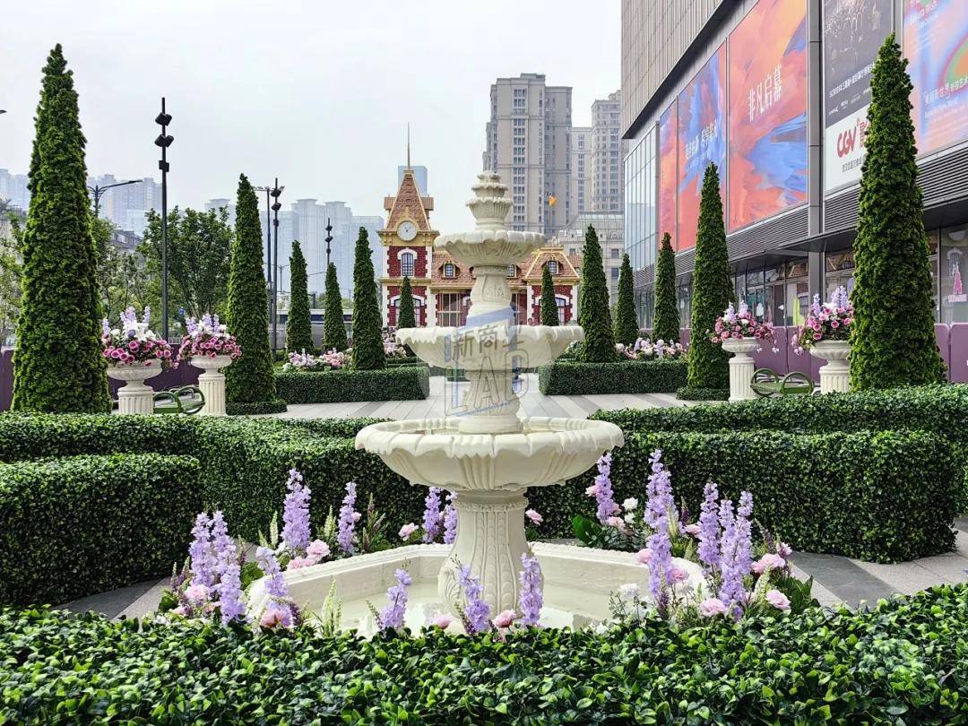香港迪士尼的拱门装置自6月1日起,至8月31日,武汉武昌万象城与香港