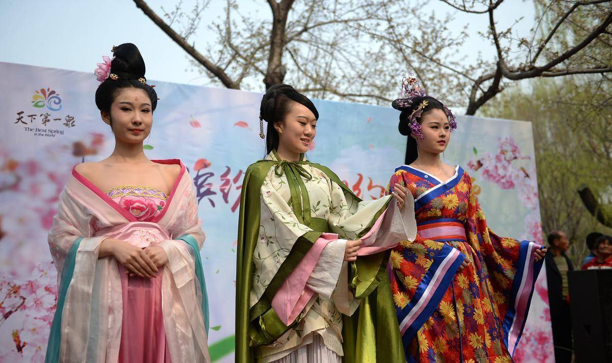 唐代女子上身穿襦,下身着裙,并且在衣服外面还搭配着一件短袖衫,称之