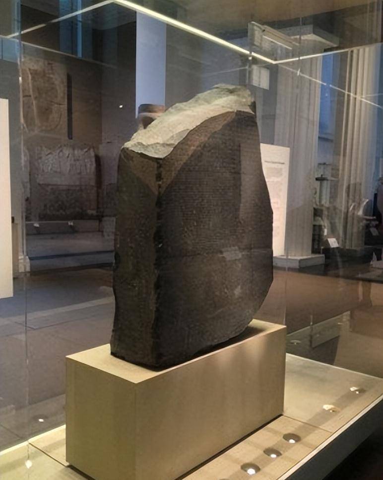 埃及石碑发现神秘字体,困扰西方学者20年,最终却被汉语学家破译