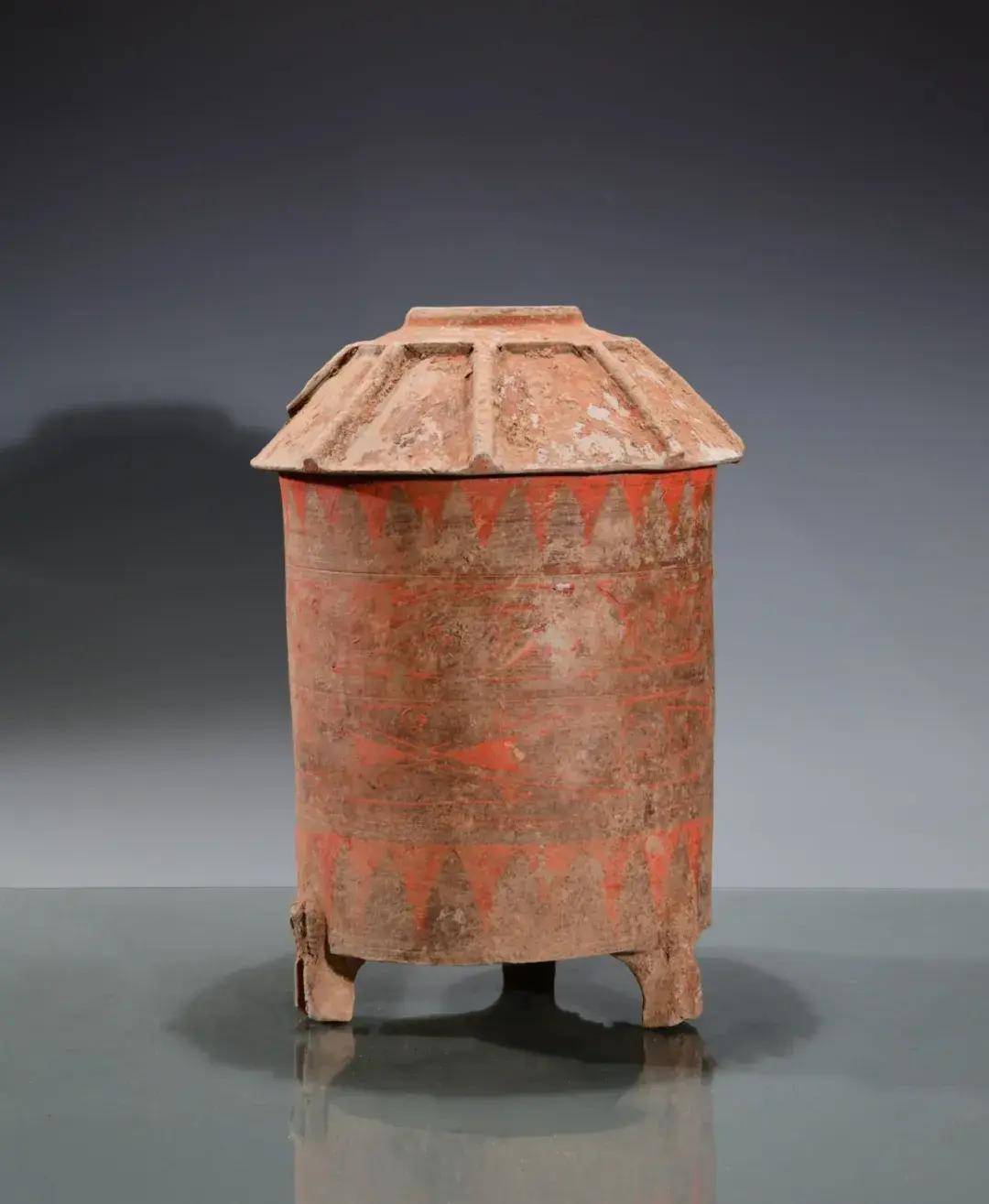 灰陶彩绘云气纹三足谷仓 西汉广东大观博物馆藏汉代陶囷的结构反映了