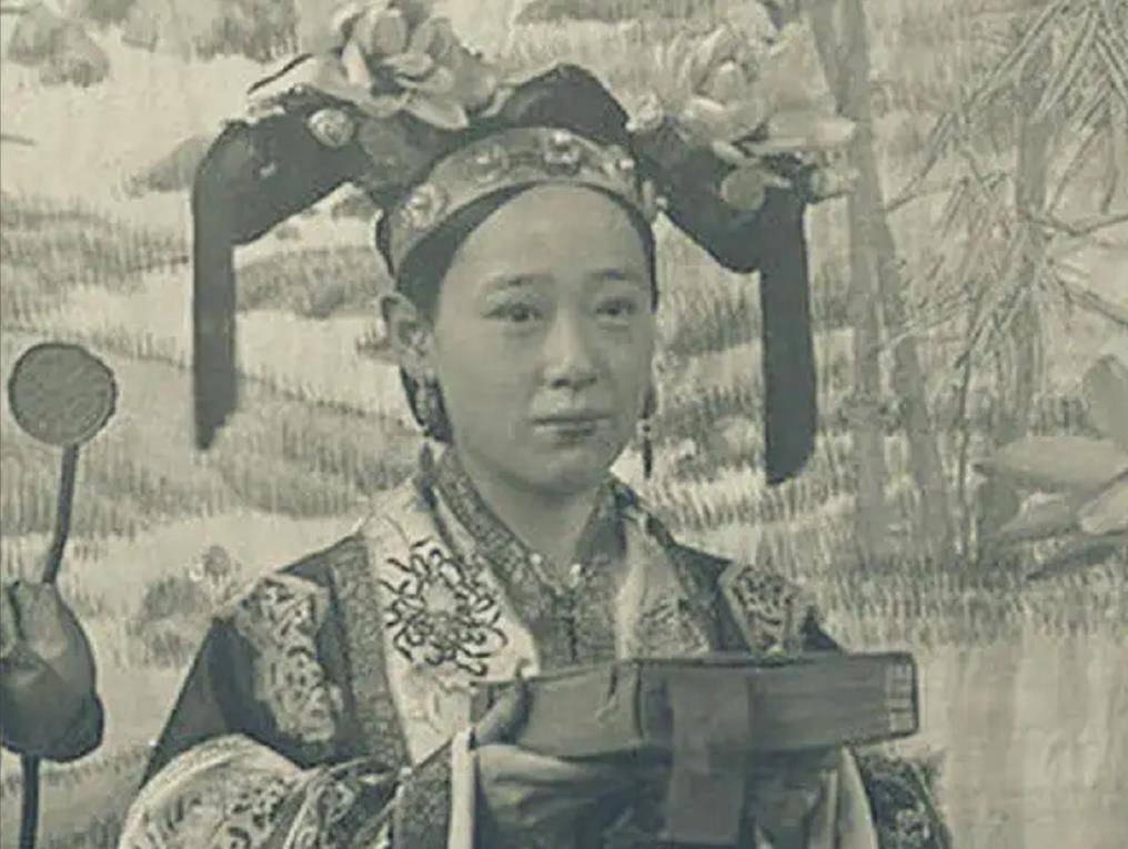 在四格格学会了这些基本技能之后,真正的"量身定制"才刚刚开始:奕劻