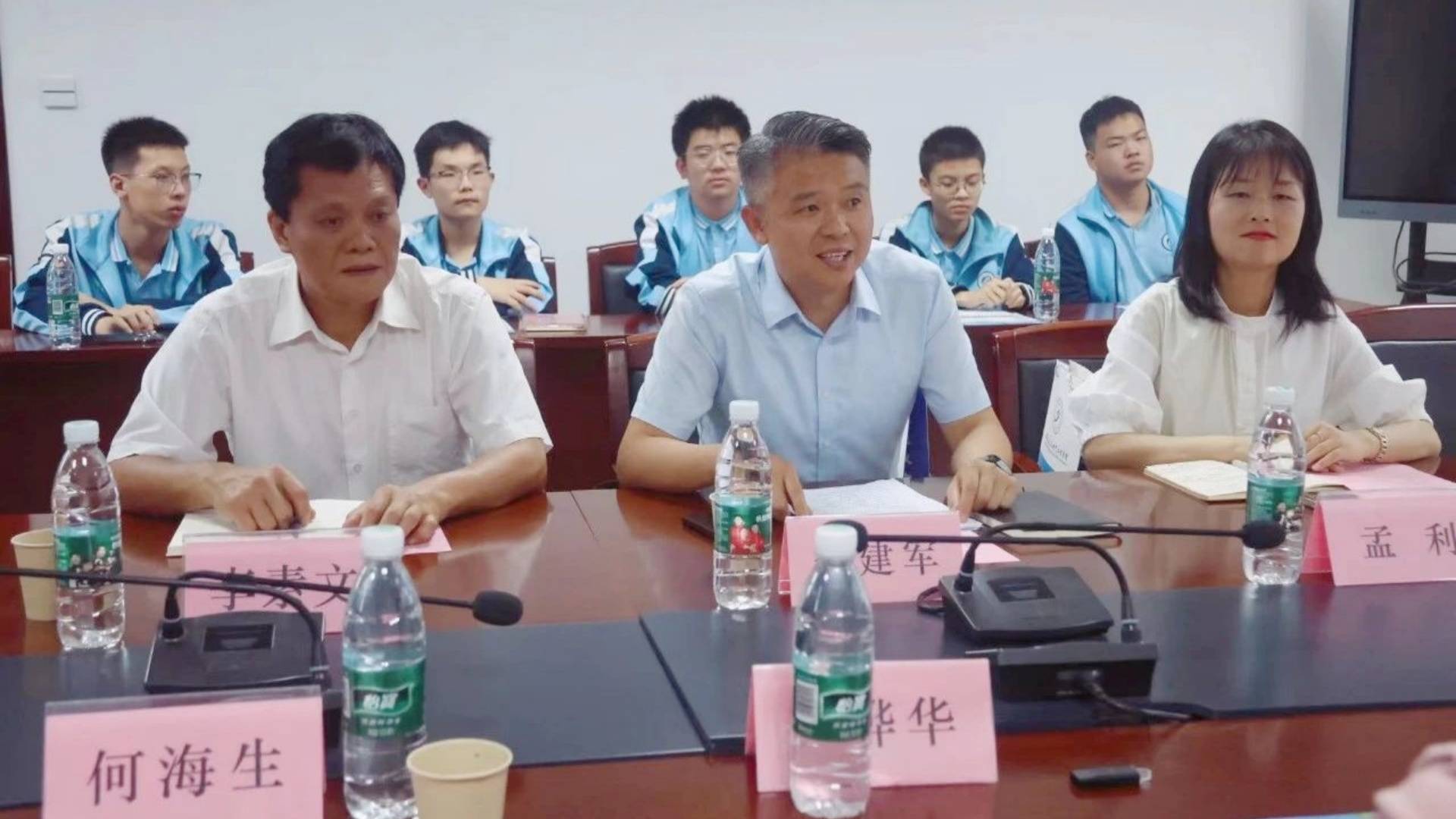  p>5月29日下午,西安市华山中学师生在副校长黎建军的带领下,走进西安