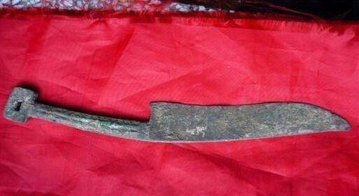 不过上门写的文字还是可以辩的出,刀背上刻着"德佑年间,宋江阴阳刀"