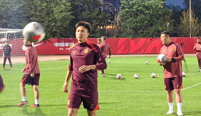 国足右后卫短缺!黄政宇将胜任主力,颂克拉辛或成突破