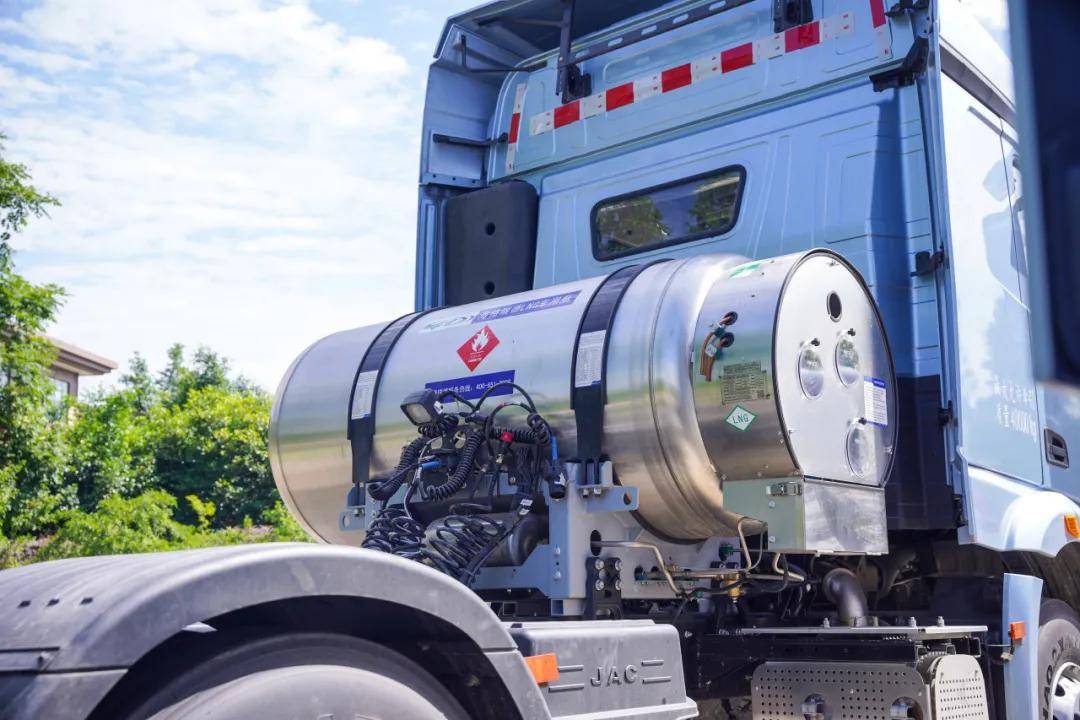 此外,星耀x5 lng采用的是圣达因等知名品牌气瓶,根据不同运营线路,可