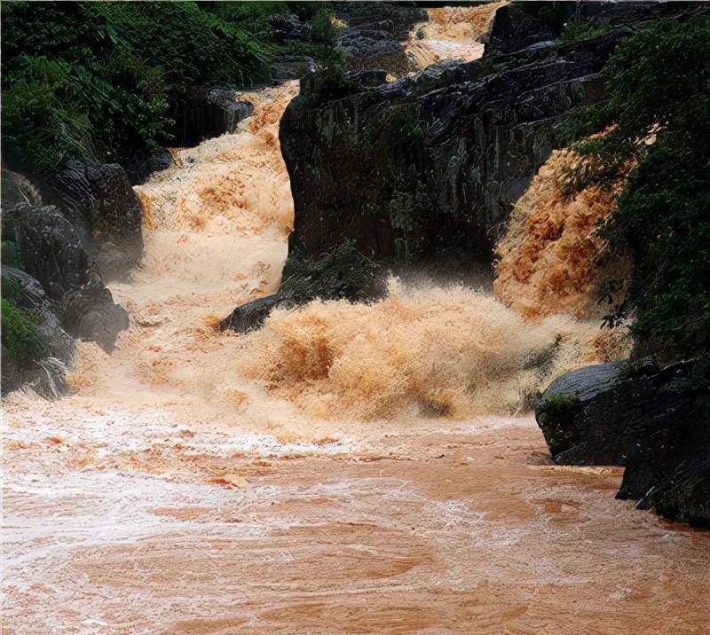 百年神庙能让洪水绕道,专家解释不清,三个孩子找出了真相