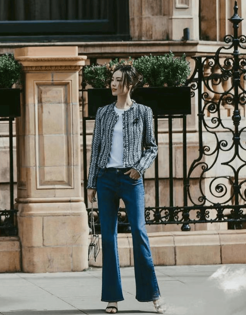 梁洛施真变了不少,有了当妈的稳重感,蓝裙配西装看着挺显年龄的