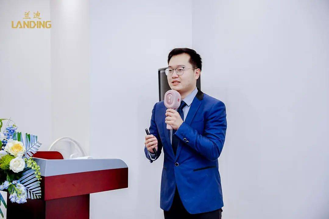 第九位出场的是兰迪张震宇律师,汇报了刘兆福律师,王广灏律师,张震宇