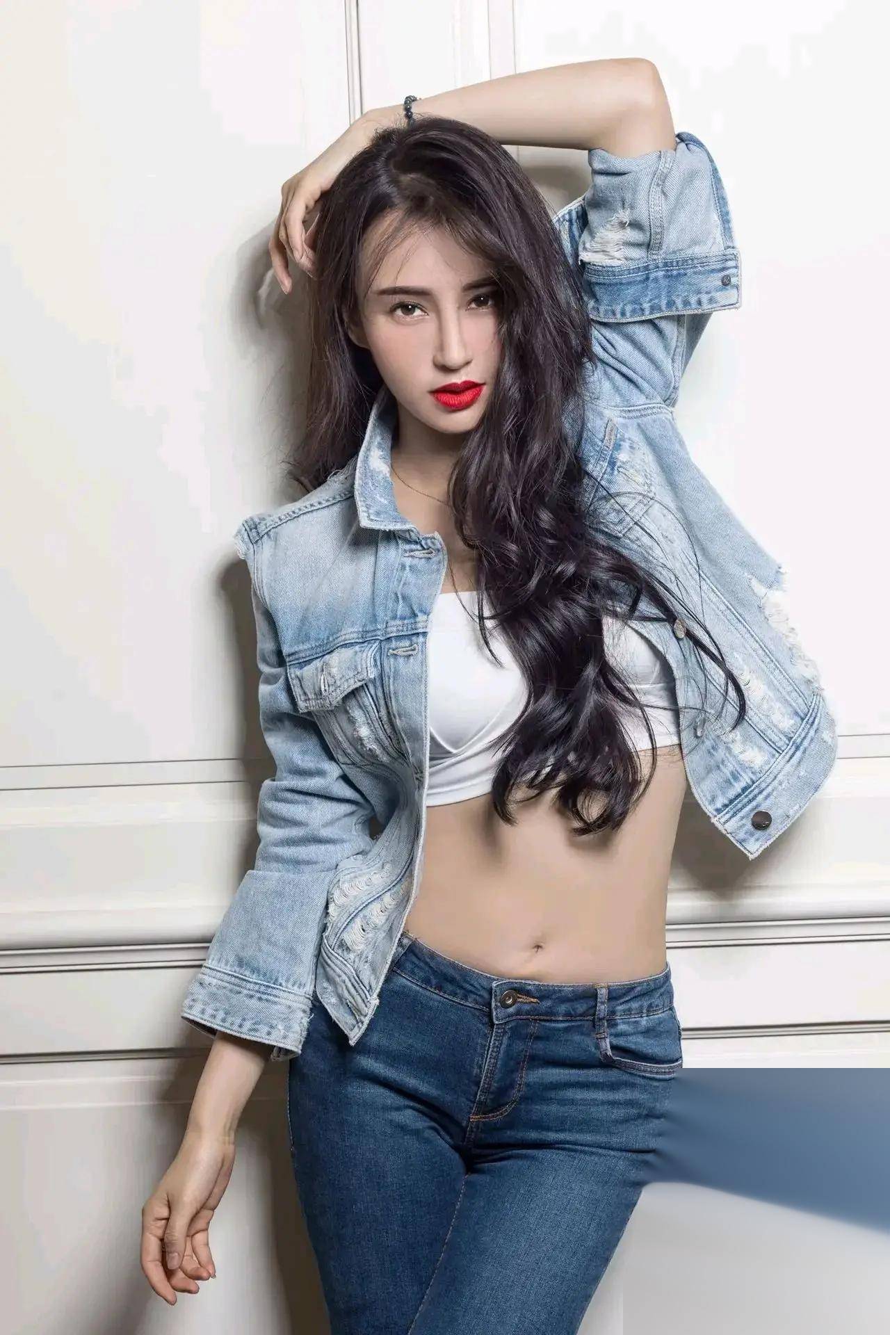 美艳动人母其弥雅,写真展现女神的绝美身材与内在魅力