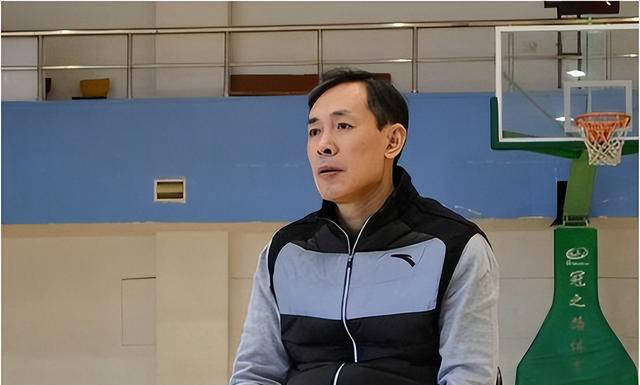 北京男篮新风向:主帅许利民连刀裁三人_调整_孙昊锋_孙思尧