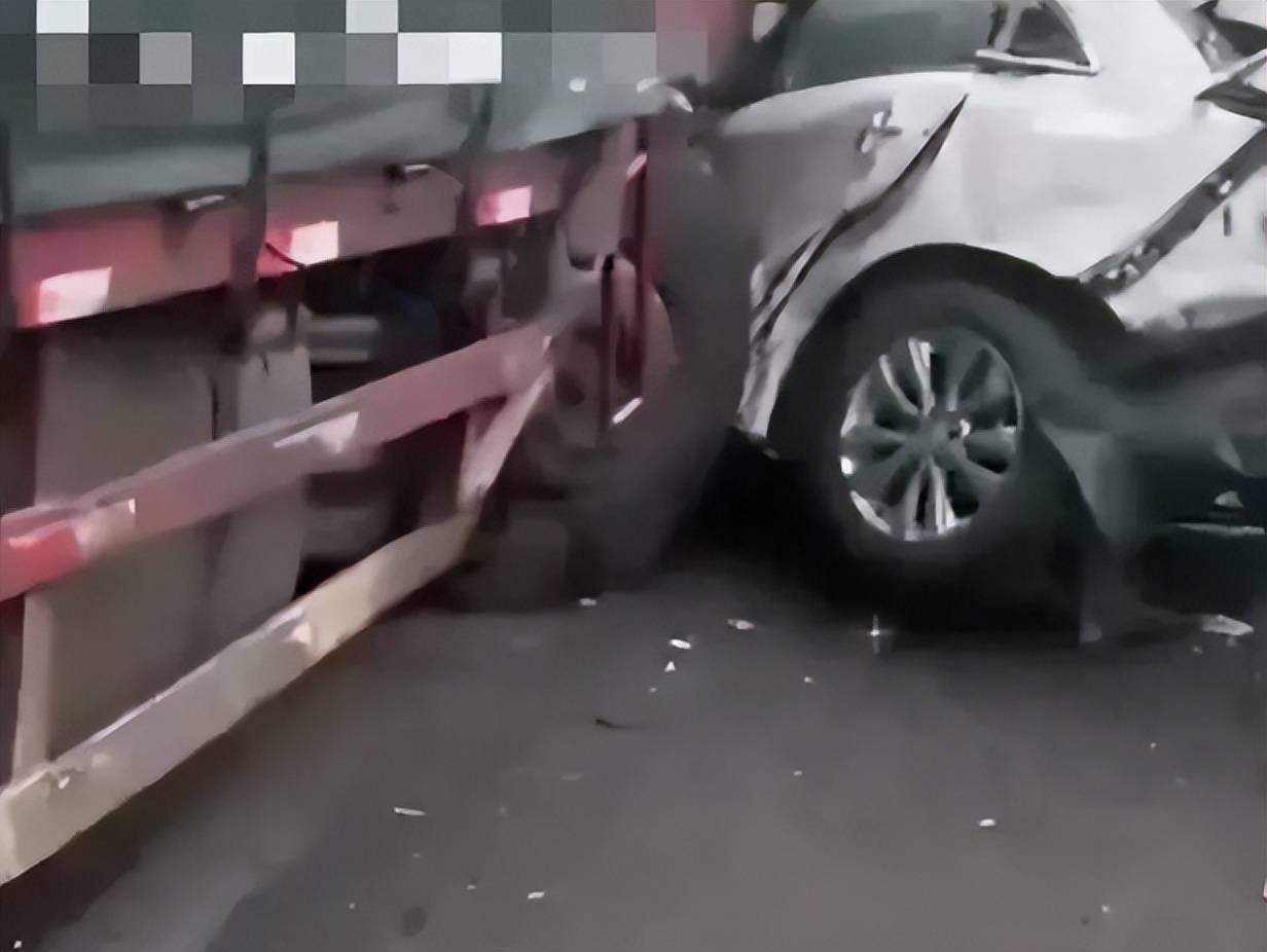 贵州高速发生连环车祸,多人躺地上呻吟,现场不忍心看_搜狐汽车_搜狐网