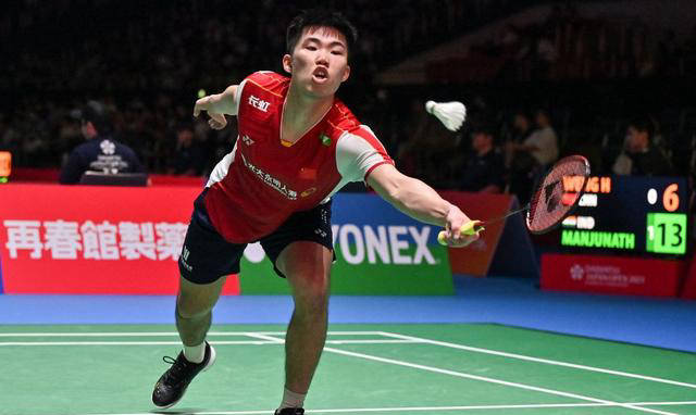 作为备受瞩目的中国羽毛球明星,翁泓阳的道路并不平坦.