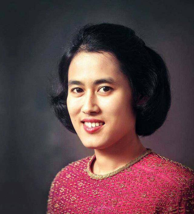 诗琳通公主怀抱婴儿,这个婴儿重复了诗琳通公主的命运