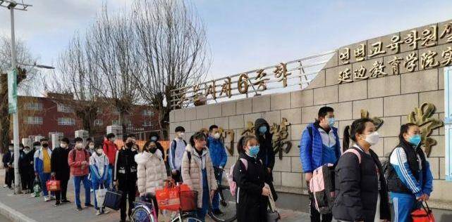 也从不跟班里同学攀比,在上初中时选择上当地的铁路第三中学,也就是