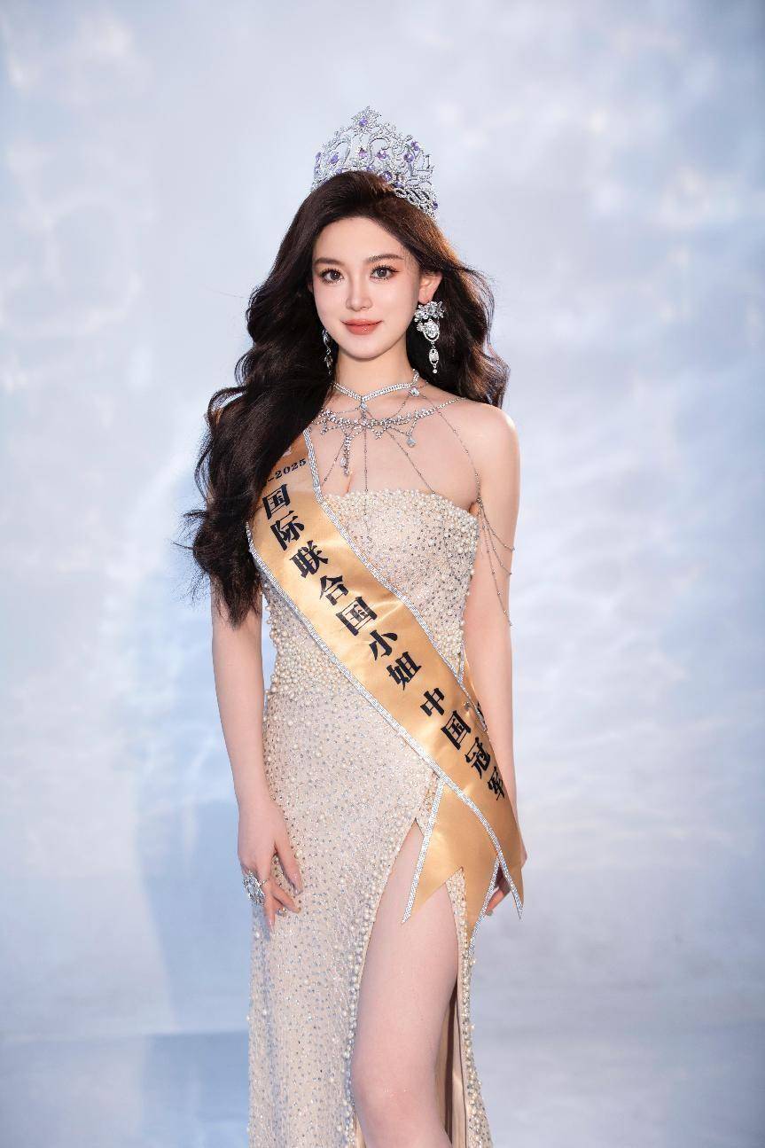 欧姆获得2024第28届国际联合国小姐中国冠军