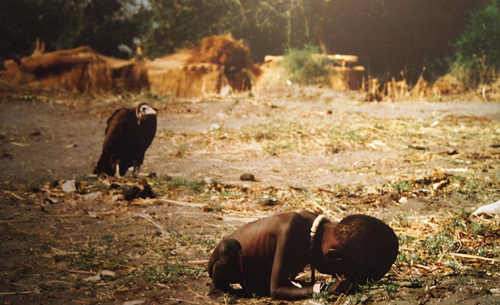 非洲大饥荒:1年活活饿死1600万人,食草根啃树皮宛如人间地狱