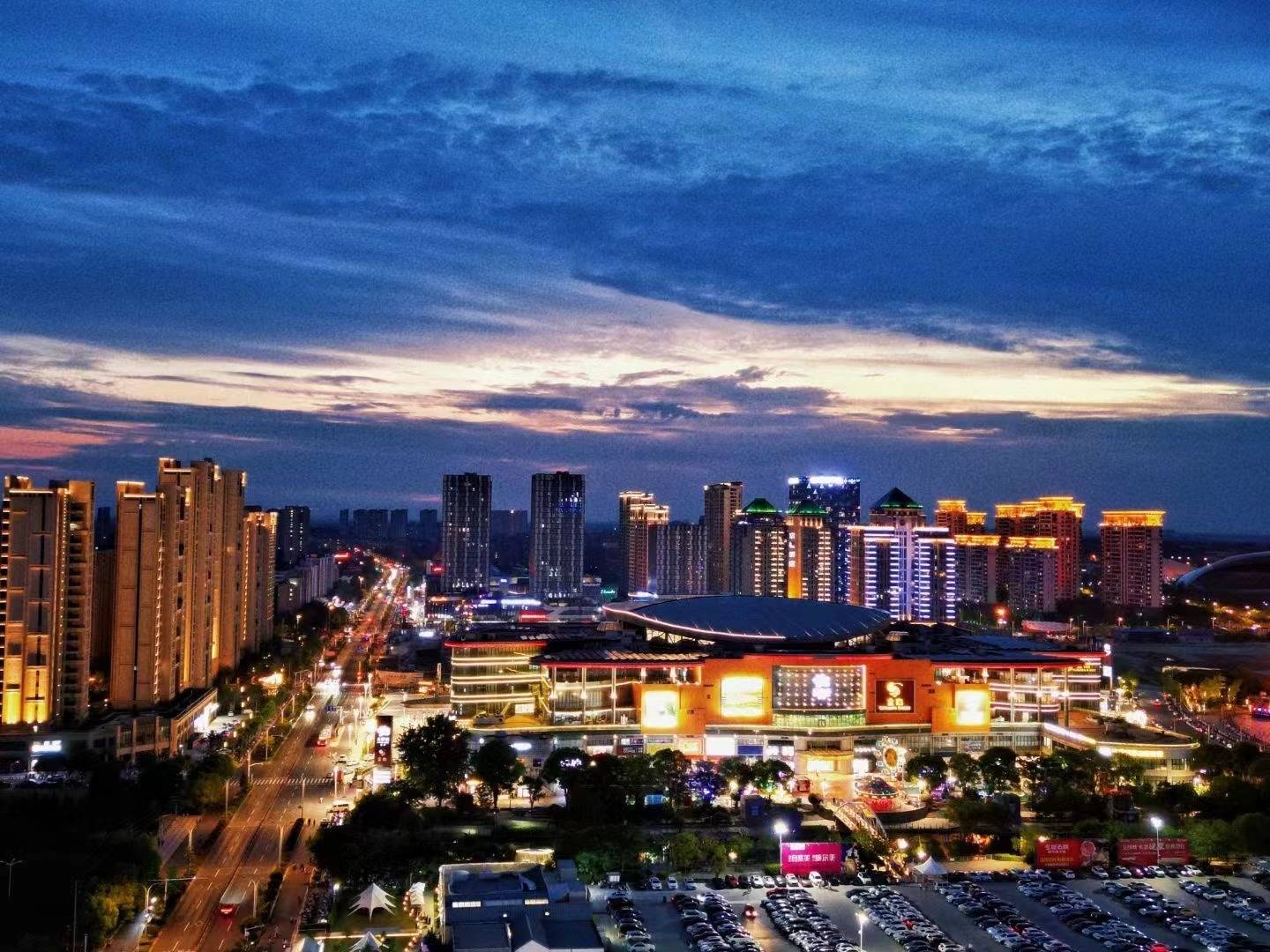 扬州明月湖灯火璀璨,夏夜迷人,让人不由沉醉在这浪漫夜色里