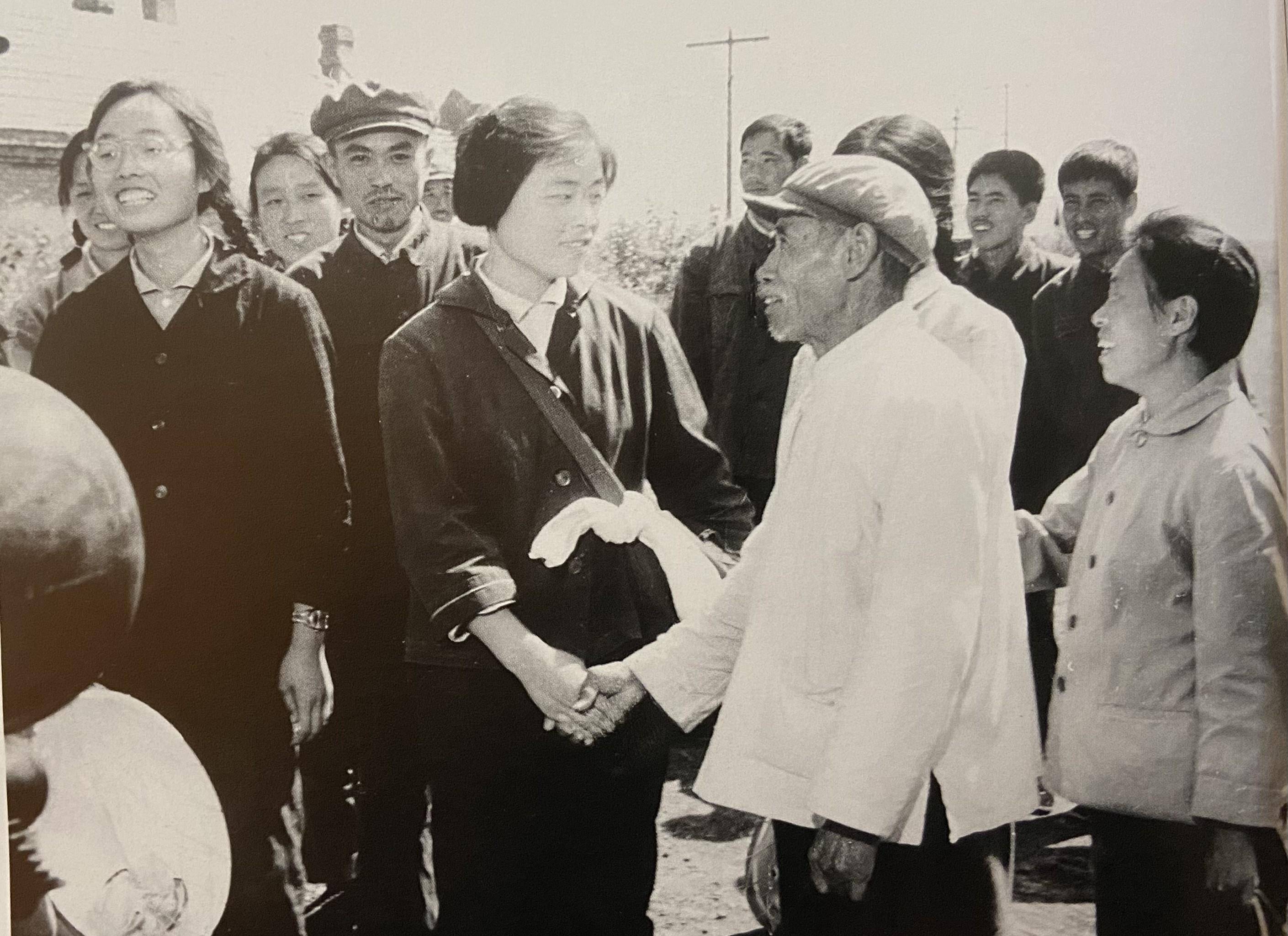 知青返城后抛弃原配再婚,母亲将儿子赶走,半年后:妈,我离婚了